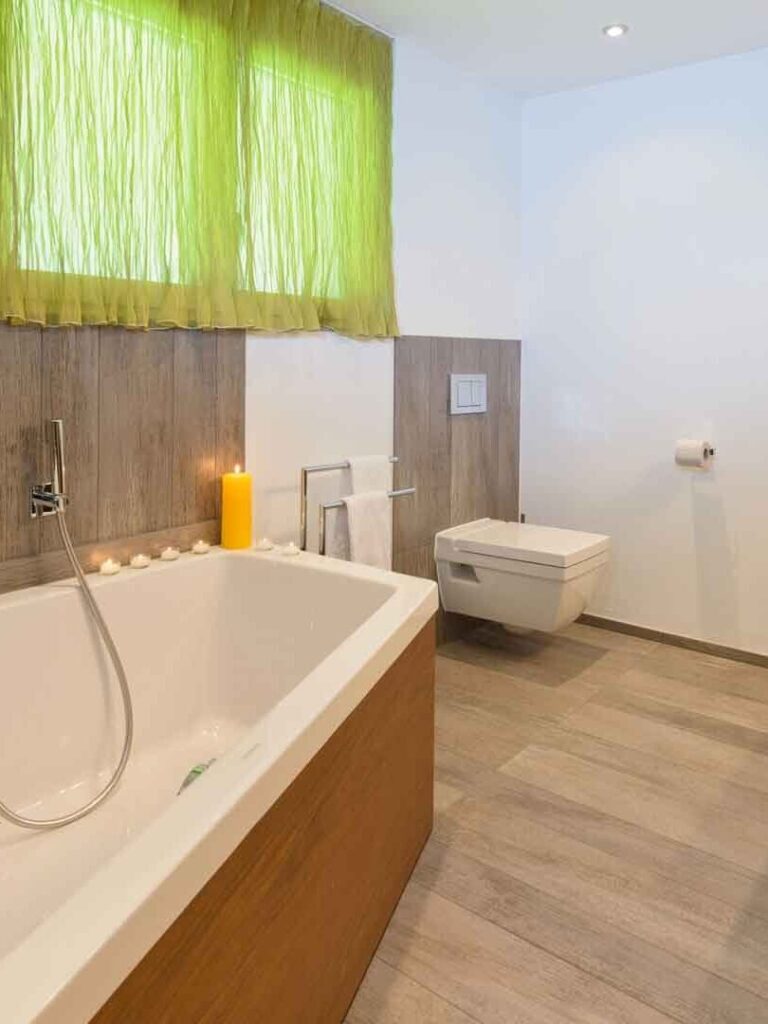 main bathroom with bathtub, washbasin and toilet